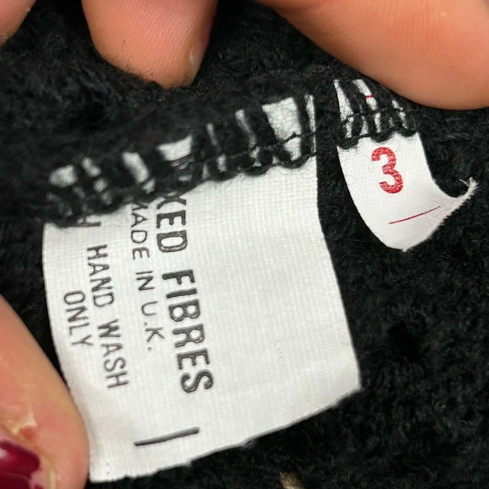 Black crochet hooded cape with fringe - Picture 3 of 4